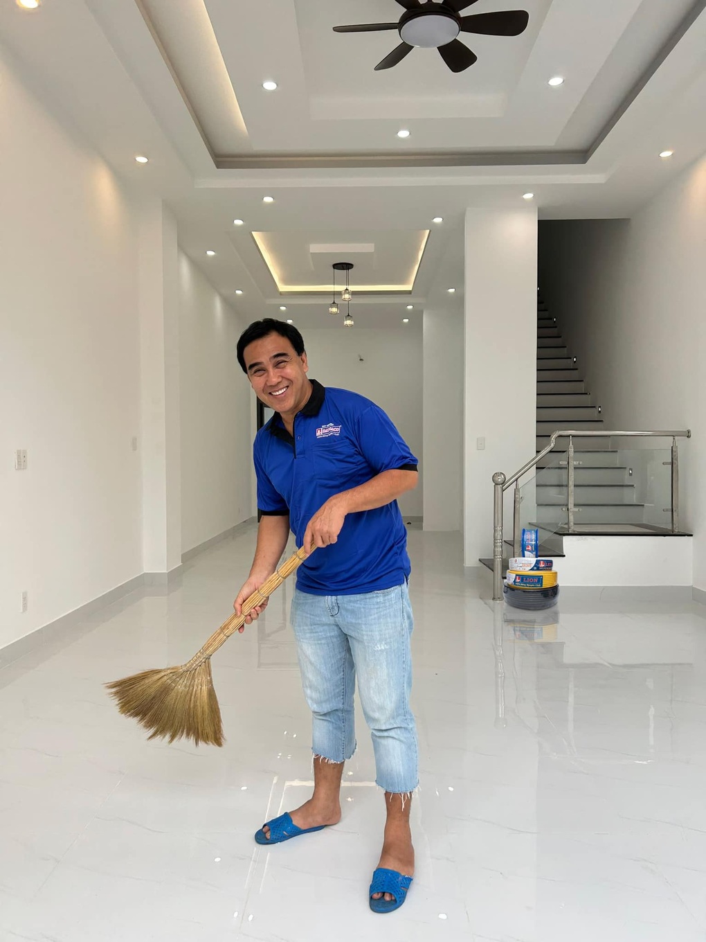Quyền Linh sống mộc mạc, chăm cây, trồng hoa trong biệt thự 21 tỷ đồng - 3 Quyền Linh sống mộc mạc, chăm cây, trồng hoa trong biệt thự 21 tỷ đồng - 3
