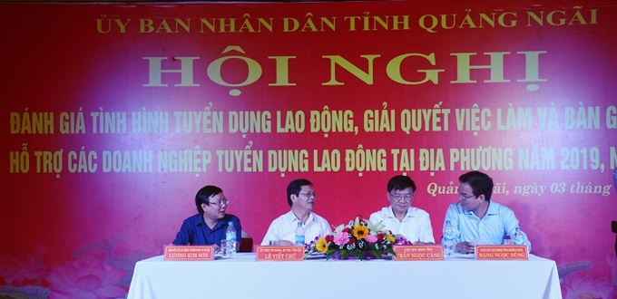 Lãnh đạo chủ chốt của tỉnh Quảng Ngãi hội ý để tìm những giải pháp thiết thực góp ý cho hội nghị. 