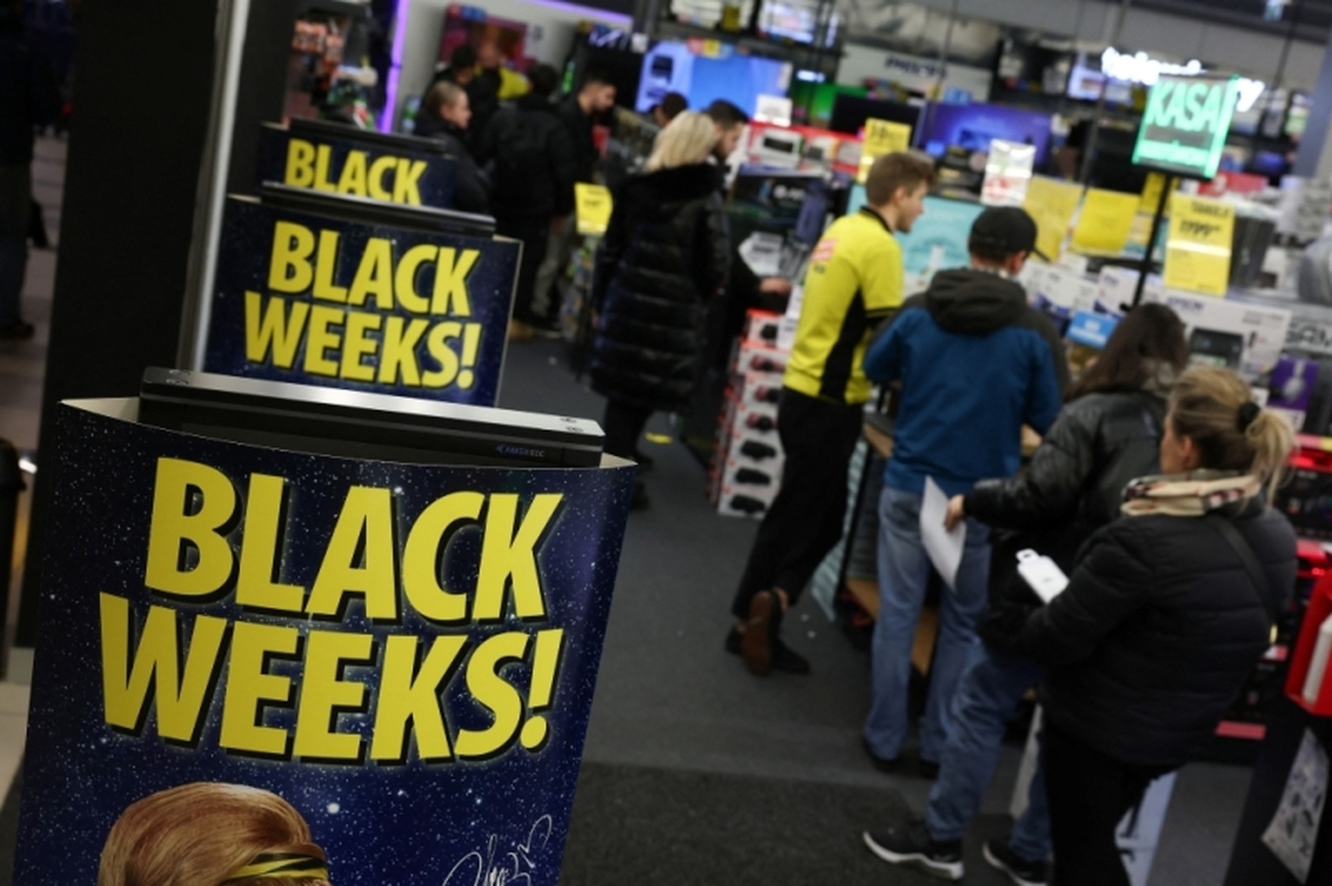 Black Friday thế giới: Người dân xếp hàng từ đêm, dựng lều để săn sale - 9 Black Friday thế giới: Người dân xếp hàng từ đêm, dựng lều để săn sale - 9