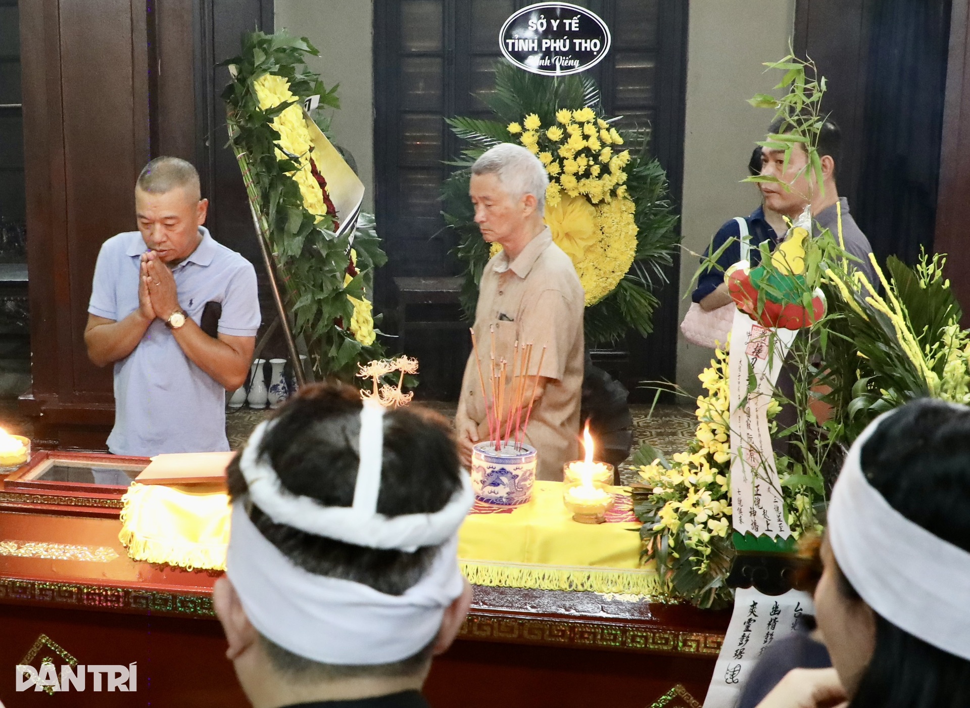 Thu Quế và đông đảo nghệ sĩ đến tiễn đưa đạo diễn Nguyễn Hữu Phần - 9 Thu Quế và đông đảo nghệ sĩ đến tiễn đưa đạo diễn Nguyễn Hữu Phần - 9