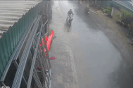 Khối gỗ nặng cả tấn lao tới, người phụ nữ thoát chết nhờ phản ứng cực nhanh