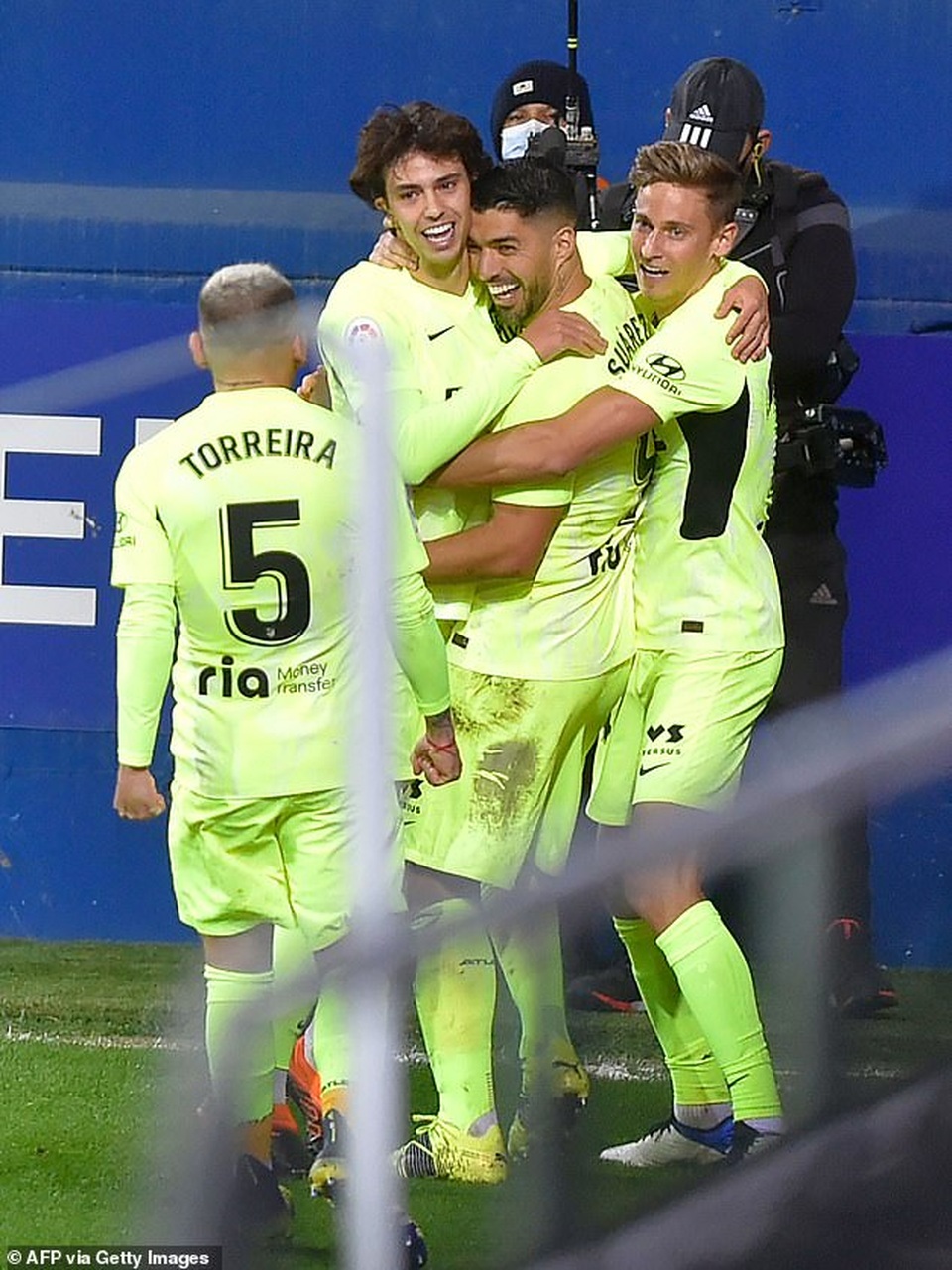 Luis Suarez lập cú đúp, Atletico hơn Real Madrid đến 7 điểm - 10 Luis Suarez lập cú đúp, Atletico hơn Real Madrid đến 7 điểm - 10