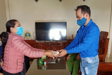 Nhặt được 400 triệu đồng, nam thanh niên tìm người đánh rơi để trả lại