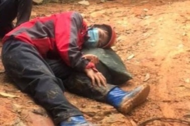 Xót xa ảnh cô giáo mầm non nằm sõng soài trên đường đi "cắm bản"