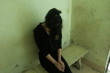 Bố mẹ ly hôn, họ hàng khinh rẻ, cô bé trượt dài trong vũng bùn bán dâm