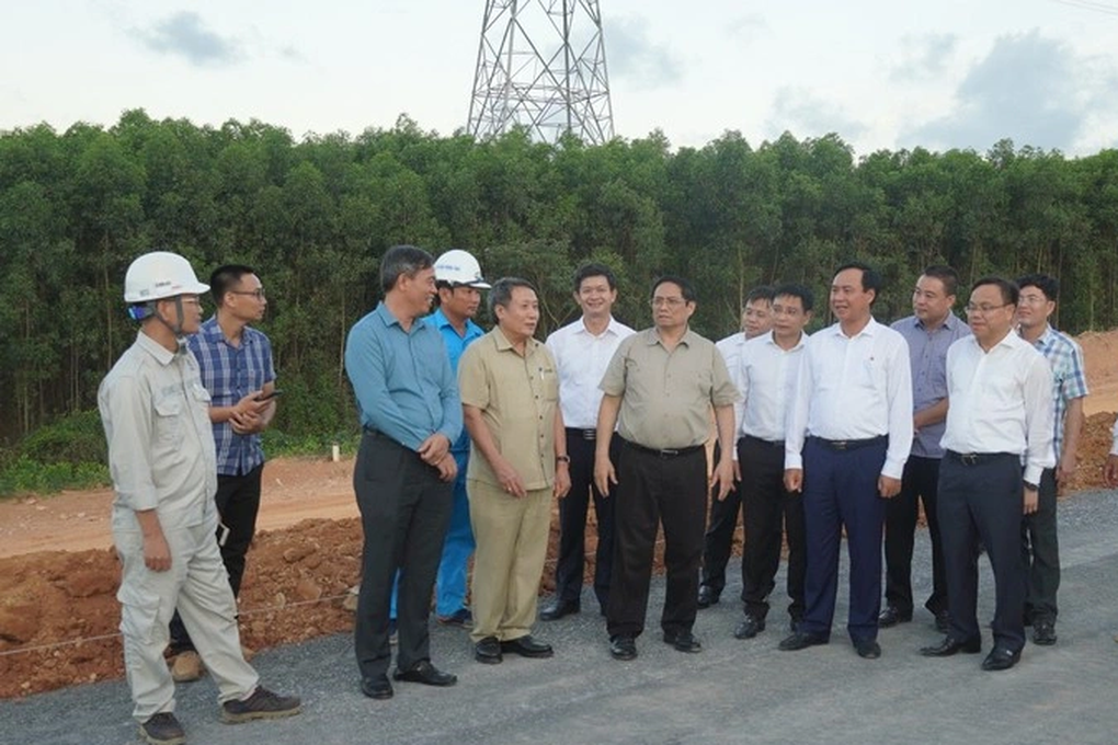 Thủ tướng viếng nghĩa trang liệt sỹ, kiểm tra dự án trọng điểm ở Quảng Trị - 3 Thủ tướng viếng nghĩa trang liệt sỹ, kiểm tra dự án trọng điểm ở Quảng Trị - 3