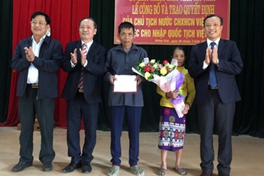 Nước mắt mừng tủi ngày nhận quốc tịch Việt Nam sau hàng chục năm chờ đợi