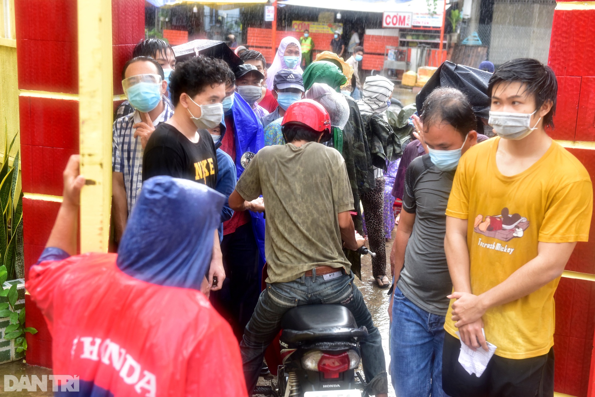 Người dân Sài Gòn xếp hàng trong mưa hơn 2 tiếng chờ tiêm vắc xin - 1 Người dân Sài Gòn xếp hàng trong mưa hơn 2 tiếng chờ tiêm vắc xin - 1