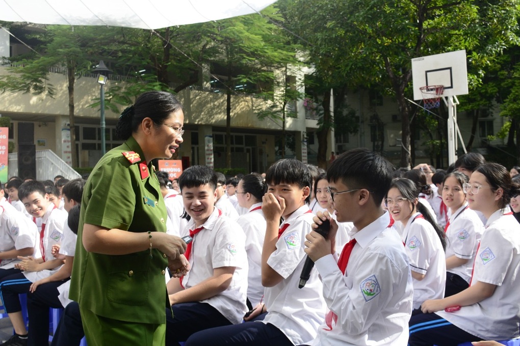 Cầu thủ Quang Hải cổ vũ cuộc thi trường học không ma túy - 2 Cầu thủ Quang Hải cổ vũ cuộc thi trường học không ma túy - 2