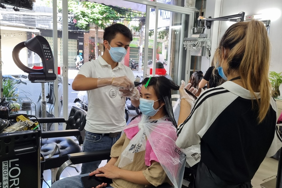 Người dân Đà Nẵng phấn khởi đi cắt tóc sau 2 tháng giãn cách xã hội - 5 Người dân Đà Nẵng phấn khởi đi cắt tóc sau 2 tháng giãn cách xã hội - 5