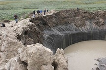 Hố khổng lồ bí ẩn ở Siberia, Nga ngập đầy nước
