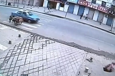 Bé gái Trung Quốc đột ngột bị vỉa hè "nuốt chửng"