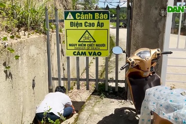 Cảnh người dân chui qua mương nước để về nhà