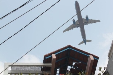 Thêm một nhà dân tốc mái khi máy bay bay qua