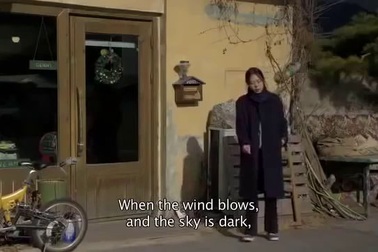 Cảnh trong phim “On the Beach at Night Alone” (tạm dịch: Một mình bên biển đêm)