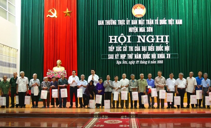 Bộ trưởng Bộ LĐ-TB&XH Đào Ngọc Dung trao tặng quà cho các gia đình chính sách, NCC, hộ nghèo huyện Nga Sơn