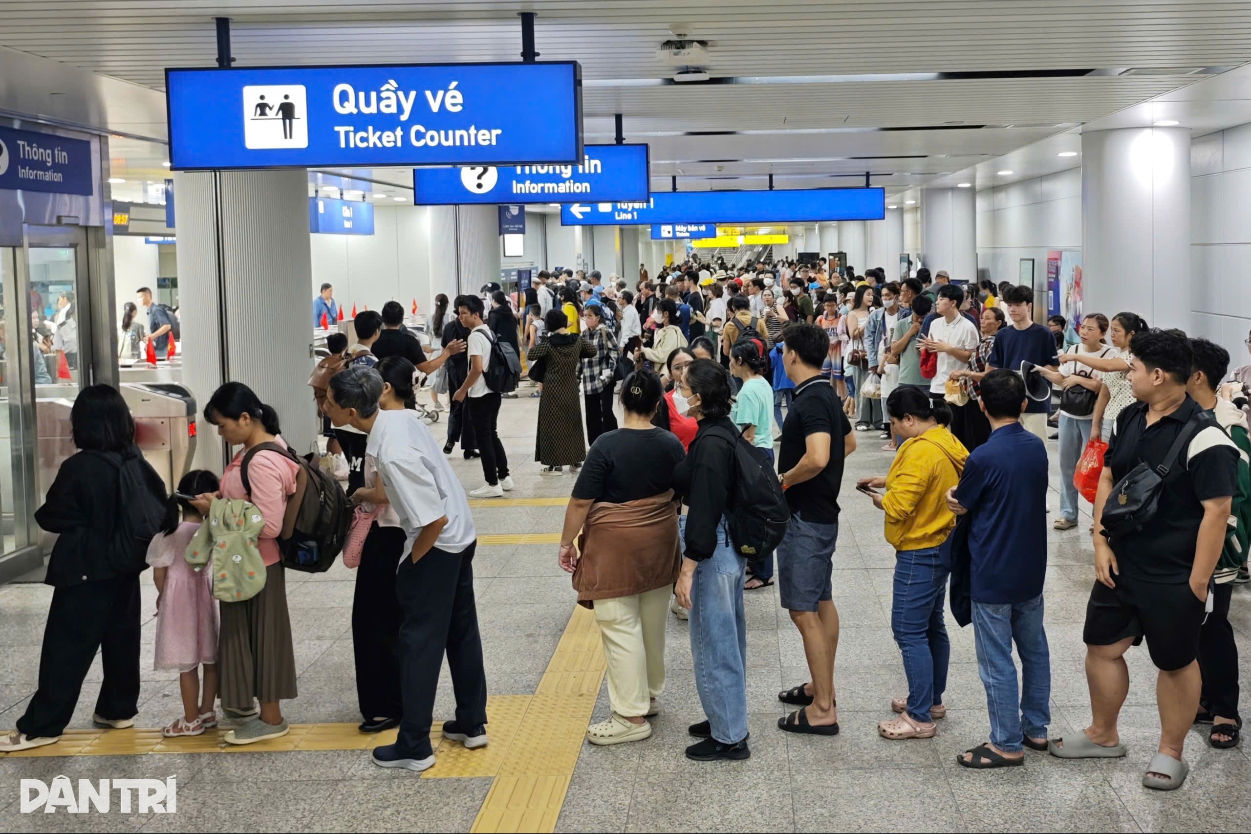 Rồng rắn xếp hàng đi chơi lễ tại ga tàu điện ngầm TPHCM - 1