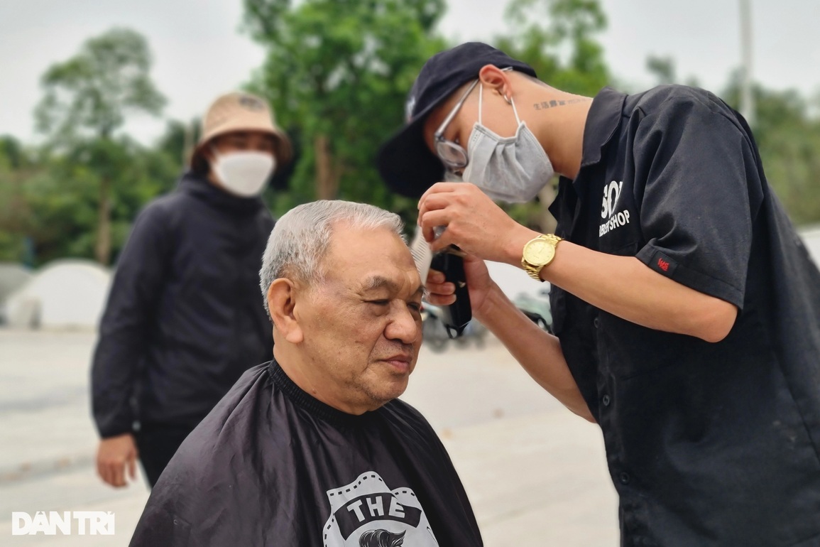 Nhóm bạn trẻ và hành trình 8 năm cắt tóc miễn phí - 3 Nhóm bạn trẻ và hành trình 8 năm cắt tóc miễn phí - 3