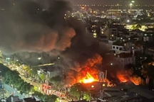 Cháy lớn thiêu rụi dãy nhà tạm gần Hồ Tây