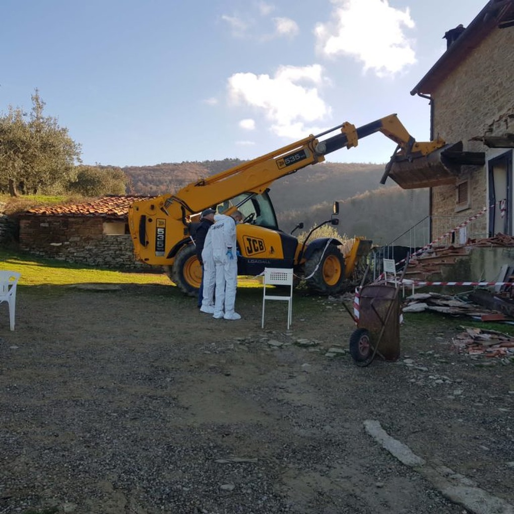 Bực mình tiếng nhạc to, người đàn ông ở Italia lái máy xúc phá nhà hàng xóm - 2 Bực mình tiếng nhạc to, người đàn ông ở Italia lái máy xúc phá nhà hàng xóm - 2
