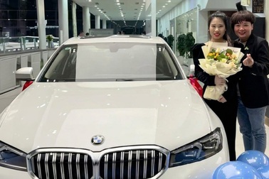 Bà chủ Trung Quốc tặng xe sang vì thương nhân viên đi làm vào trời rét