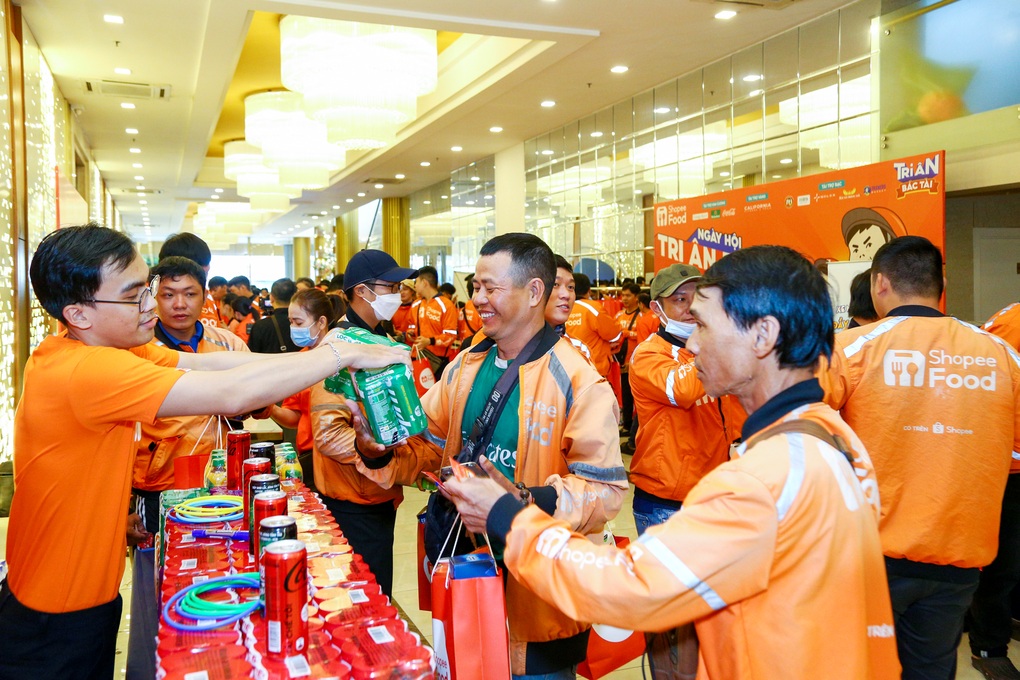 ShopeeFood tưng bừng triển khai chuỗi hoạt động vinh danh tài xế - 2 ShopeeFood tưng bừng triển khai chuỗi hoạt động vinh danh tài xế - 2