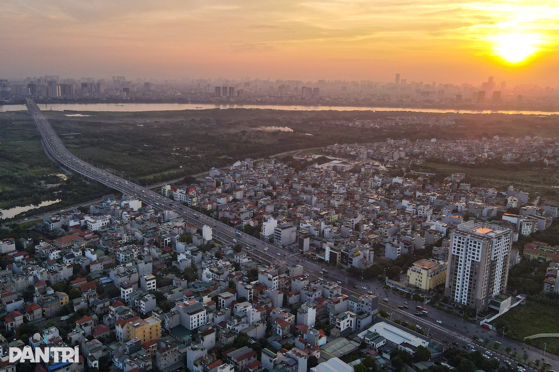 Một tuần sau thông xe giai đoạn 2, cầu Vĩnh Tuy không còn cảnh ùn tắc - 9 Một tuần sau thông xe giai đoạn 2, cầu Vĩnh Tuy không còn cảnh ùn tắc - 9