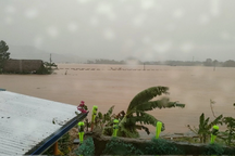 Bão Nesat nhấn chìm nhiều làng mạc ở Philippines