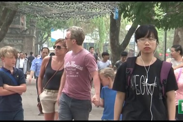 Khách Việt đi “săn” tour du lịch dịp 30/4