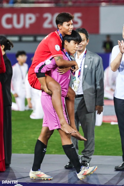 Nữ cầu thủ Myanmar được đồng đội cõng lên nhận giải vì chấn thương