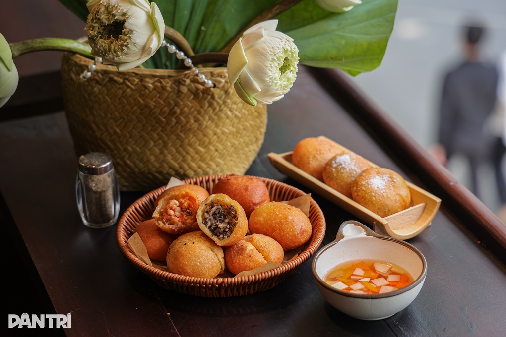 Hà Nội: Quán bánh rán phong cách quý tộc khách như xuyên không về quá khứ - 1 Hà Nội: Quán bánh rán phong cách quý tộc khách như xuyên không về quá khứ - 1