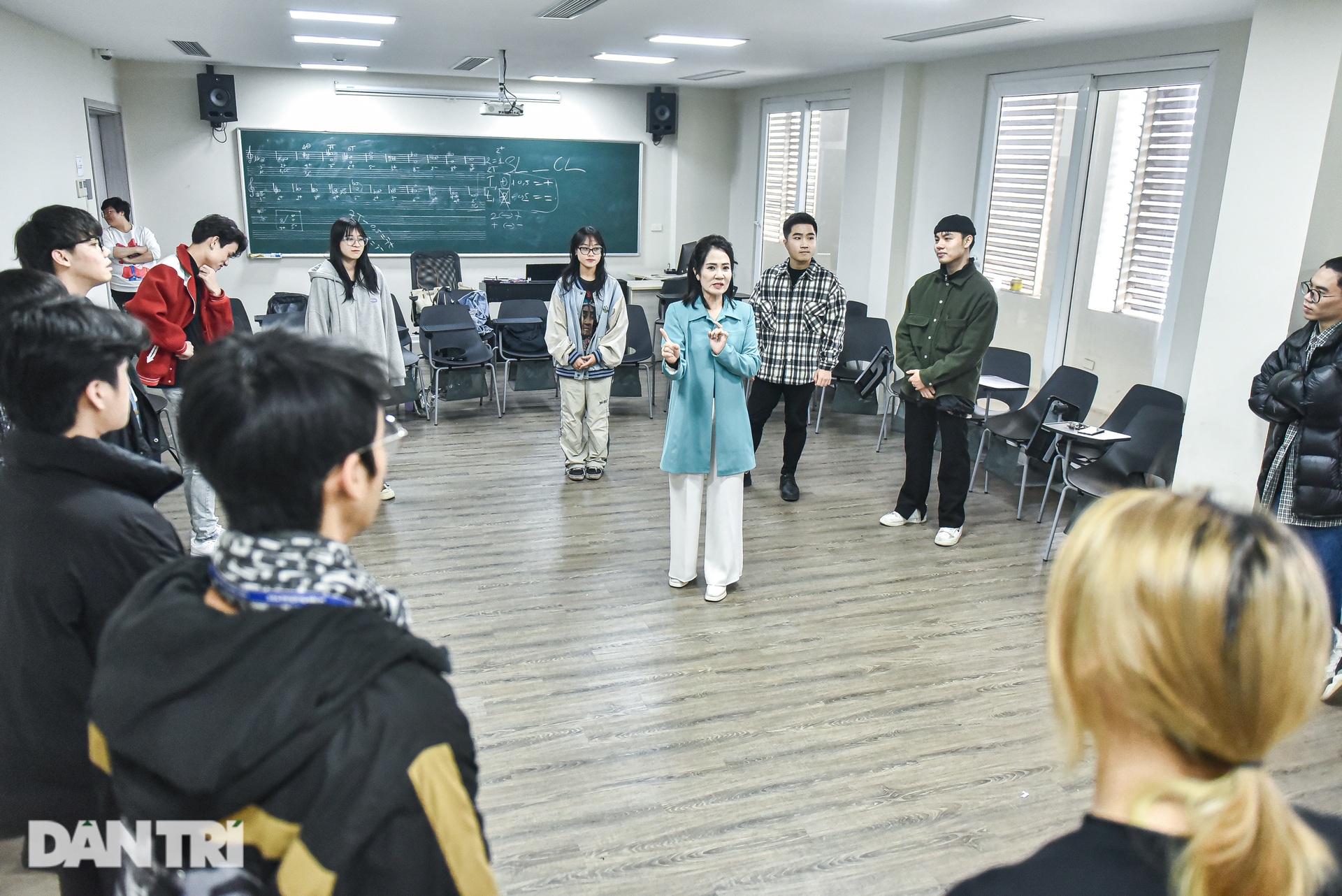 Một ngày làm giảng viên đại học của diễn viên Nguyệt Hằng - 17 Một ngày làm giảng viên đại học của diễn viên Nguyệt Hằng - 17