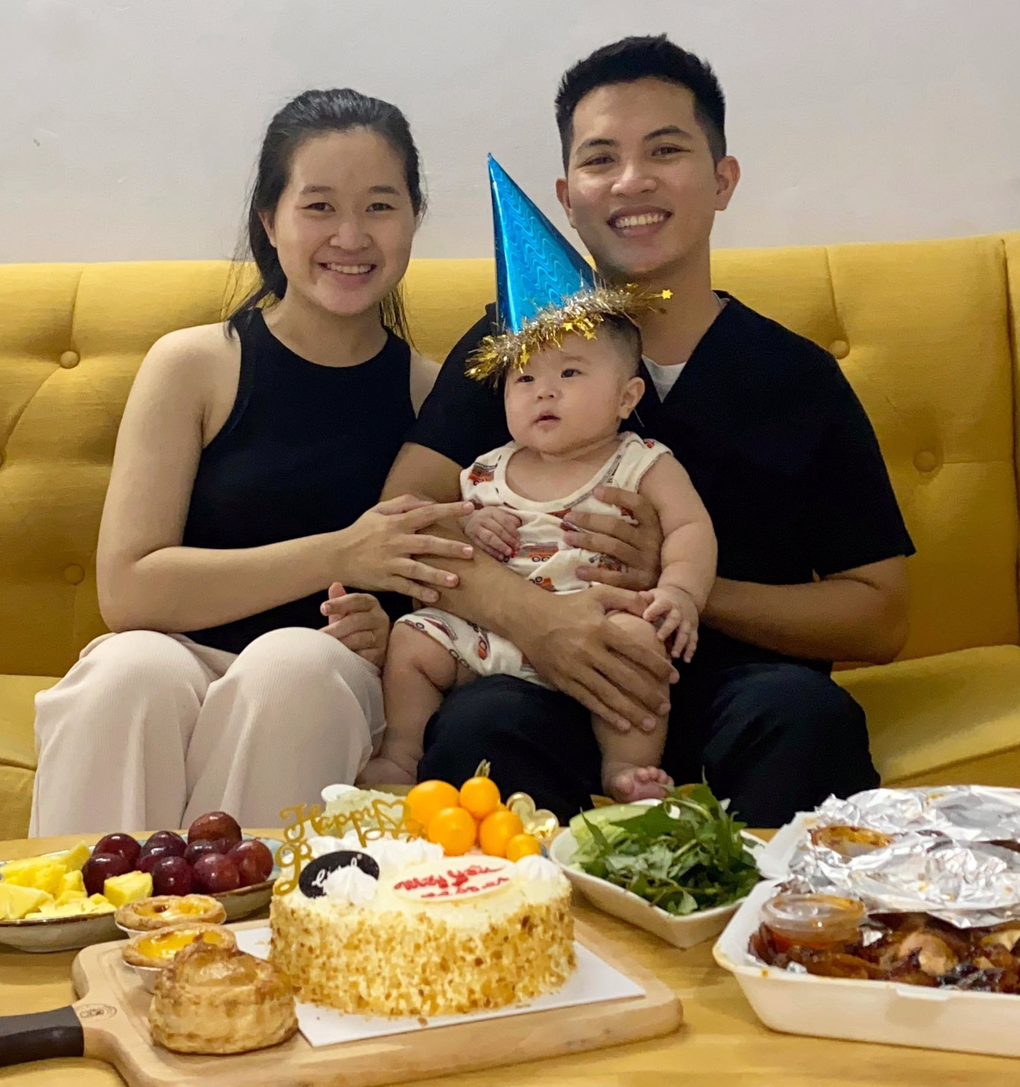 Chuyện xúc động sau video tân bác sĩ TPHCM bế con trai nhận bằng tốt nghiệp - 3 Chuyện xúc động sau video tân bác sĩ TPHCM bế con trai nhận bằng tốt nghiệp - 3