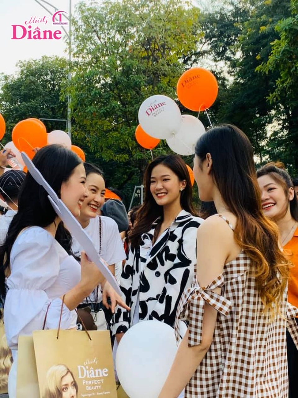 Rực rỡ hình ảnh hơn 1000 người mặc áo cam nhuộm màu Hồ Gươm - 2 Rực rỡ hình ảnh hơn 1000 người mặc áo cam nhuộm màu Hồ Gươm - 2