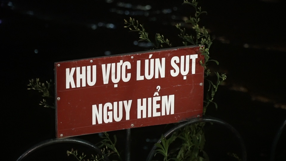 Hàng chục công nhân trắng đêm thi công 40m bờ kè hồ Gươm chống sạt lở - 4 Hàng chục công nhân trắng đêm thi công 40m bờ kè hồ Gươm chống sạt lở - 4