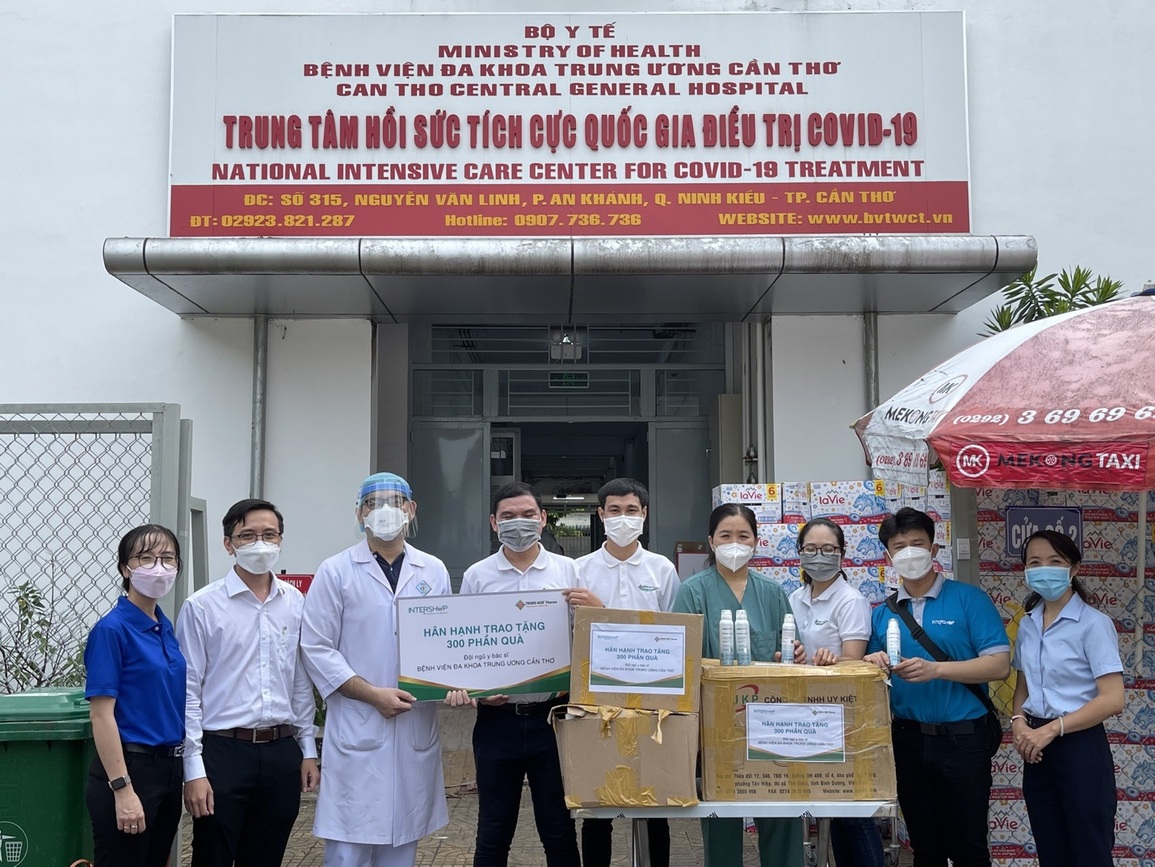 Intershop và Trung Sơn Pharma tặng hơn 500 phần quà chăm sóc sức khỏe cho các y bác sĩ - 1 Intershop và Trung Sơn Pharma tặng hơn 500 phần quà chăm sóc sức khỏe cho các y bác sĩ - 1