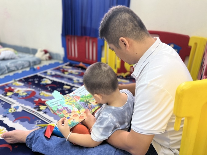 Cha mẹ cần đồng hành với con trong quá trình điều trị. Ảnh minh họa.