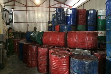  Nghi án tuồn 100.000 lít mỡ bẩn vào bếp ăn công nghiệp 