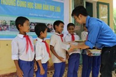 Quảng Trị: Trao hàng ngàn cuốn vở đến học sinh vùng cao