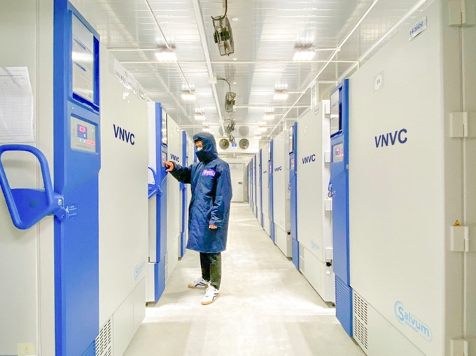 Hình ảnh lô vắc xin ngừa COVID-19 đầu tiên đáp xuống sân bay Tân Sơn Nhất - Ảnh 5. Hình ảnh lô vắc xin ngừa COVID-19 đầu tiên đáp xuống sân bay Tân Sơn Nhất - Ảnh 5.