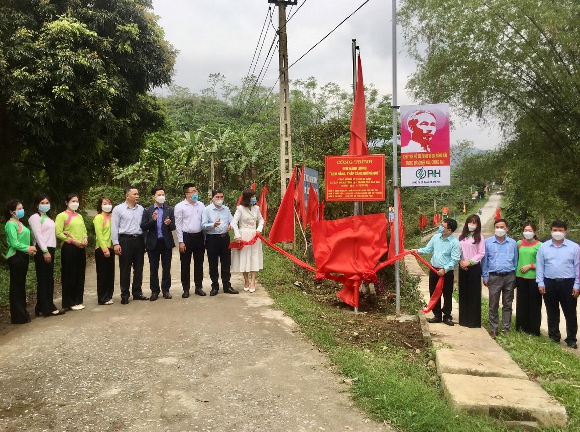 Lào Cai: Khánh thành công trình đèn năng lượng Gom nắng, thắp sáng đường quê - 5 Lào Cai: Khánh thành công trình đèn năng lượng Gom nắng, thắp sáng đường quê - 5