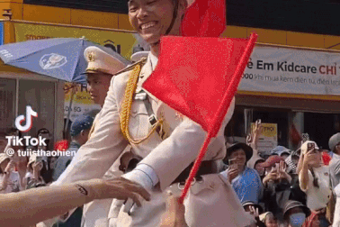 Chiến sĩ đưa mắt tìm mẹ giữa biển người và cái ôm chóng vánh gây xúc động