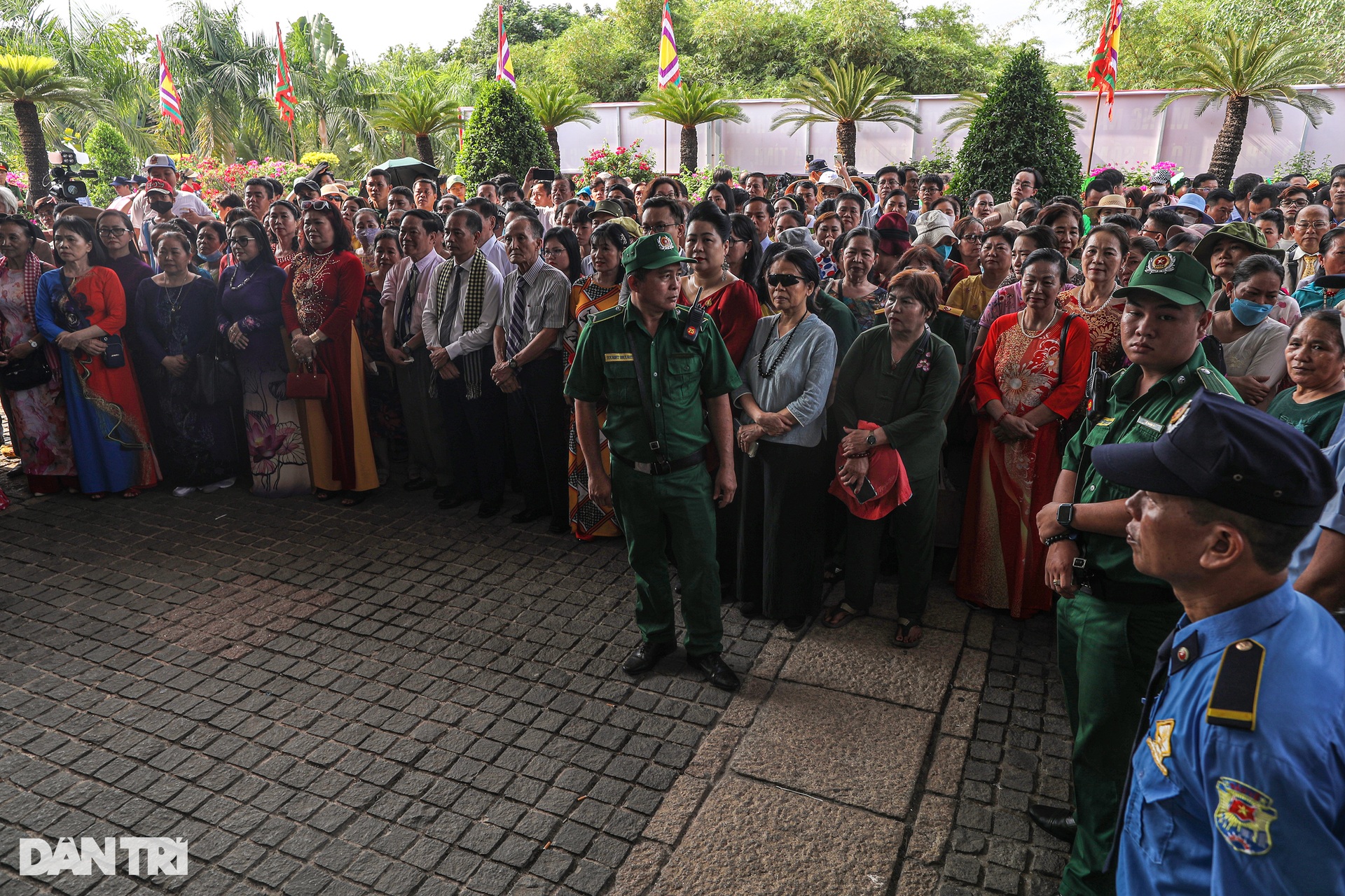 Người dân TPHCM xếp hàng dài dâng hương Giỗ Tổ Hùng Vương - 9 Người dân TPHCM xếp hàng dài dâng hương Giỗ Tổ Hùng Vương - 9