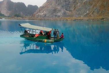 Dân đổ xô đi xem hồ nước chuyển màu xanh kỳ lạ ở Hải Phòng