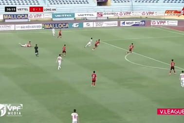 Tình huống va chạm khiến Văn Hào gãy gập chân trên sân Hàng Đẫy