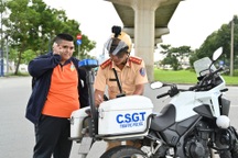 Nhiều sinh viên ở TPHCM bị phạt vì đi bộ băng qua đường sai quy định