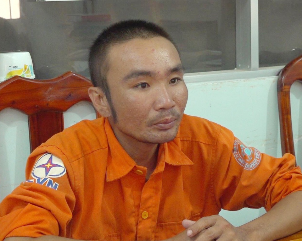 Giả mặc áo ngành điện lực để cắt trộm dây điện - 1 Giả mặc áo ngành điện lực để cắt trộm dây điện - 1