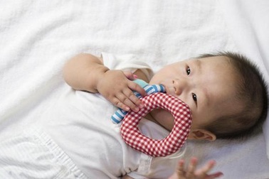 Bé mọc răng, mẹ có gì phải lo lắng