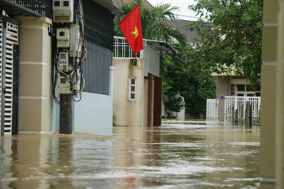 Người dân ngỡ ngàng trước trận mưa lụt lạ đời chưa từng thấy - 7