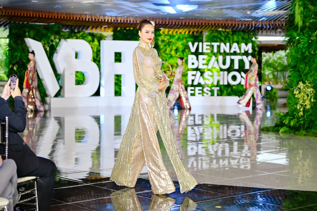 Đạo diễn đổi sân khấu thi áo dài vào phút chót, Chủ tịch Nawat nói gì? - 2 Đạo diễn đổi sân khấu thi áo dài vào phút chót, Chủ tịch Nawat nói gì? - 2